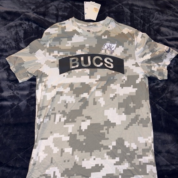 Nike Dri Fit Salute To Service Tampa Bay Bucs Tshirt Size Medium NWT - Picture 1 of 2